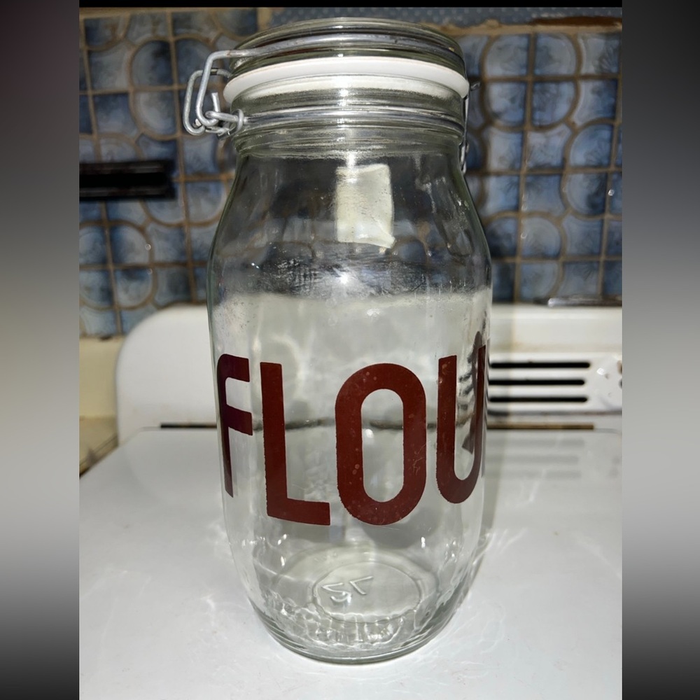 VNTG CLEAR GLASS CANISTER WITH FLOUR IN DARK BROWN TYPE//WIRE & BAIL CLOSURE/2L